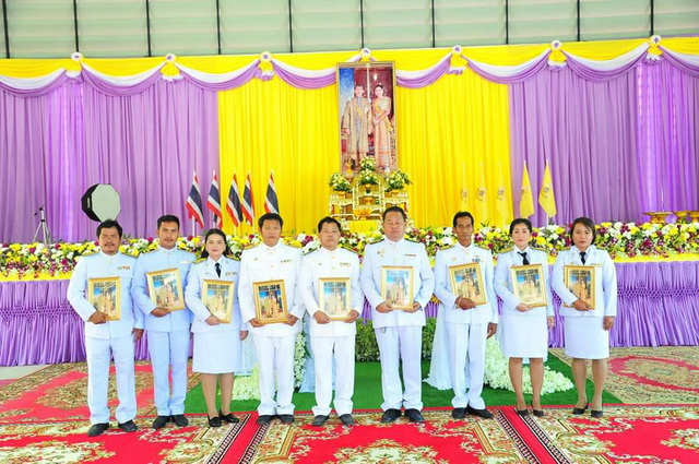 พิธีรับพระราชทานพระบรมฉายาลักษณ์ พระบาทสมเด็จพระเจ้าอยู่หัวและสมเด็จพระนางเจ้าฯ พระบรมราชินี